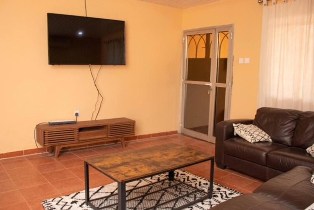 Fully Aircondition 3Bed Villa- A C- Wifi- Hotwater Freetown Exterior photo